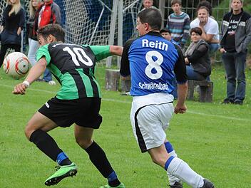 Bis zum Saisonende bestreitet die SG Hassenbach (blaues Trikot) allenfalls noch Freundschaftsspiele.  Foto: Archiv