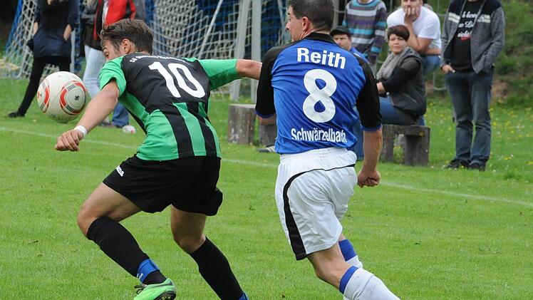 Bis zum Saisonende bestreitet die SG Hassenbach (blaues Trikot) allenfalls noch Freundschaftsspiele.  Foto: Archiv