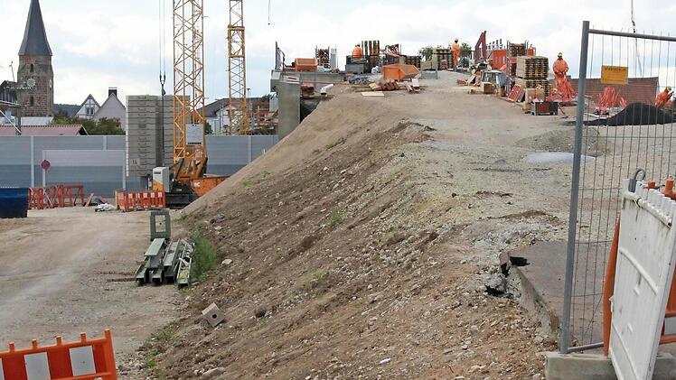 Noch ist die Brücke in der Zückshuter Straße eine Baustelle, doch schon in gut zwei Monaten soll hier der Verkehr wieder rollen.