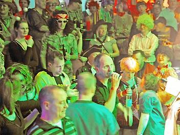 Zu später Stunde gab's bei "Faded Glory" vor der Bühne kein Durchkommen mehr. Sänger Bernhard Wilfer nimmt ein Bad in der Menge.