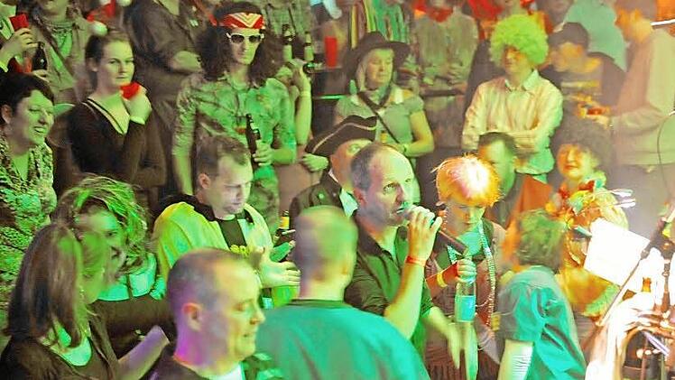 Zu später Stunde gab's bei "Faded Glory" vor der Bühne kein Durchkommen mehr. Sänger Bernhard Wilfer nimmt ein Bad in der Menge.