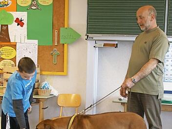Jürgen Fuhrmann mit Hund Etana bei einem Schulbesuch.  Foto: privat