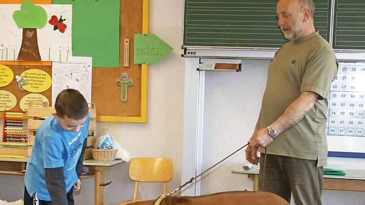 Jürgen Fuhrmann mit Hund Etana bei einem Schulbesuch.  Foto: privat