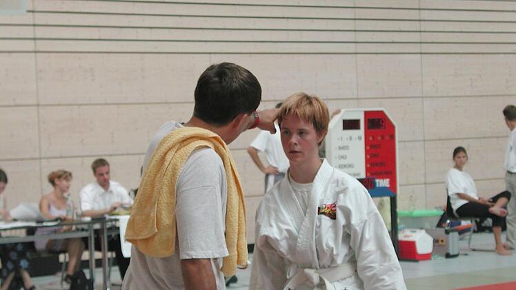 Mit Köpfchen kämpfen: Im Jahr 2001 stimmt der Staffelsteiner Trainer Bernd Voigt (links) den damaligen Ju-Jutsu-Neuling Carina Neupert auf die Kämpfe in Eichstätt ein.  Foto: privat