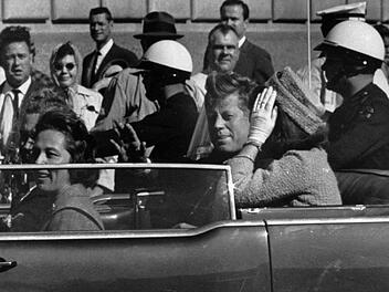 John F. Kennedy 1963 in Dallas. Kurz darauf fielen die tödlichen Schüsse. Foto: dpa