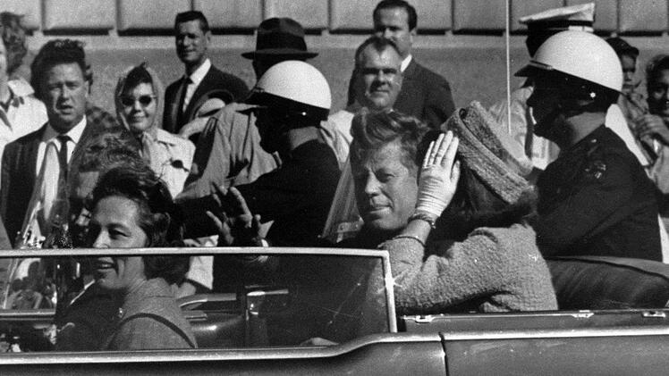 John F. Kennedy 1963 in Dallas. Kurz darauf fielen die tödlichen Schüsse. Foto: dpa