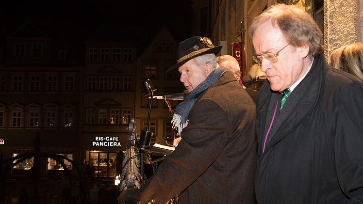 Wilhem Bröer (vorne rechts), Geschäftsführer des Hessischen Schützenverbands, hatte den Zapfenstreich angeregt. Foto: Barbara Herbst