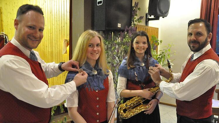 Das Jungmusikerleistungsabzeichen in Bronze konnte der Vereinsvorsitzende, Markus Witzel (links) und sein Stellvertreter Tobias Bauer (rechts) an Marie Hergenröder und Antonia Scheiwein (von links) überreichen. Peter Klopf
