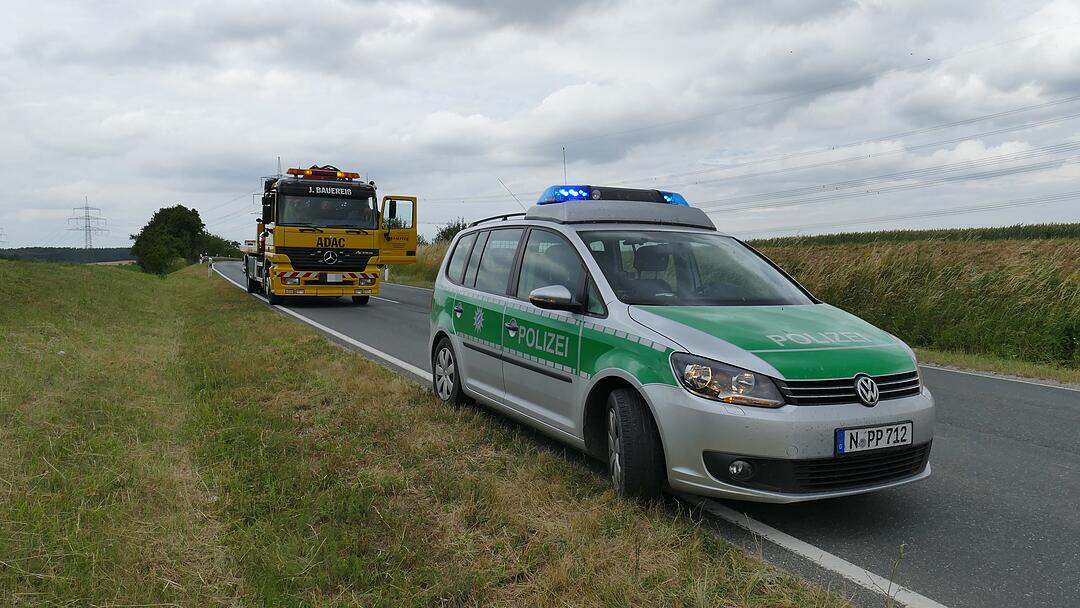 Missglückter Überholvorgang im Kreis Neustadt/Aisch: Motorradfahrer schwer verletzt