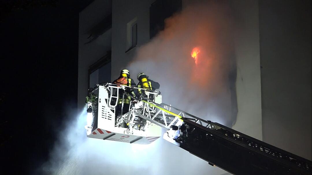 Bamberg: Brand in Mehrfamilienhaus - Feuerwehr findet leblosen Bewohner