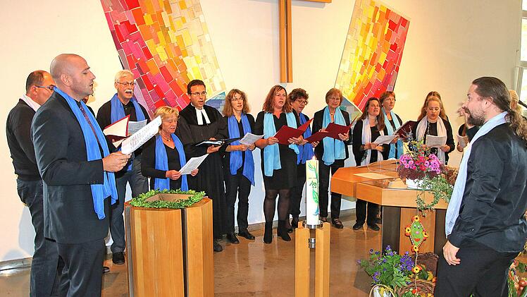 Der Gospelchor der evangelischen Kirchengemeinde umrahmte den Gottesdienst  zur Amtseinführung von Pfarrer Martin Hild, der mitsang. Foto: Dieter Britz