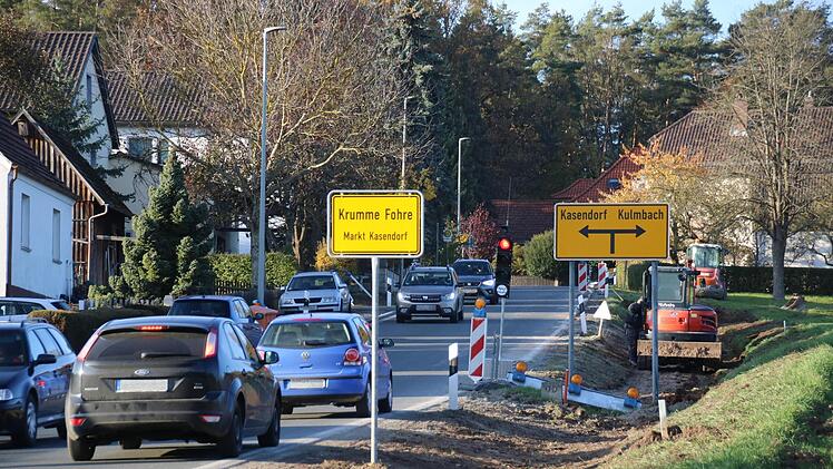 Im Bereich der Einmündung in die Staatsstraße 2190 wird der Verkehr derzeit mit einer Ampel geregelt. Foto: Katrin Geyer