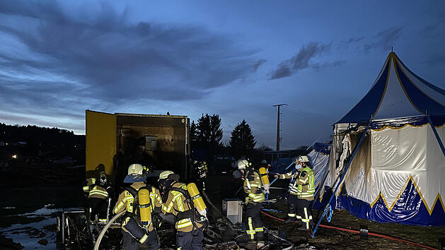 Brand in Zirkus: Wohnwagen komplett niedergebrannt
