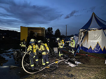 Brand in Zirkus: Wohnwagen komplett niedergebrannt