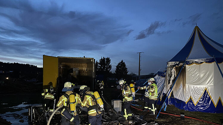 Brand in Zirkus: Wohnwagen komplett niedergebrannt
