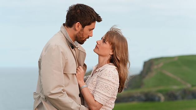 Johanna Rashford (Anna Hausburg) und Bill Reynolds (Kerim Weller) arbeiten nun miteinander statt gegeneinander.