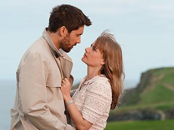 Johanna Rashford (Anna Hausburg) und Bill Reynolds (Kerim Weller) arbeiten nun miteinander statt gegeneinander.