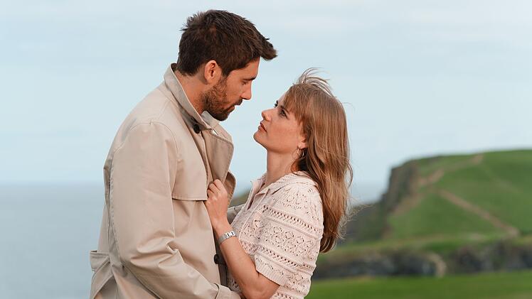 Johanna Rashford (Anna Hausburg) und Bill Reynolds (Kerim Weller) arbeiten nun miteinander statt gegeneinander.