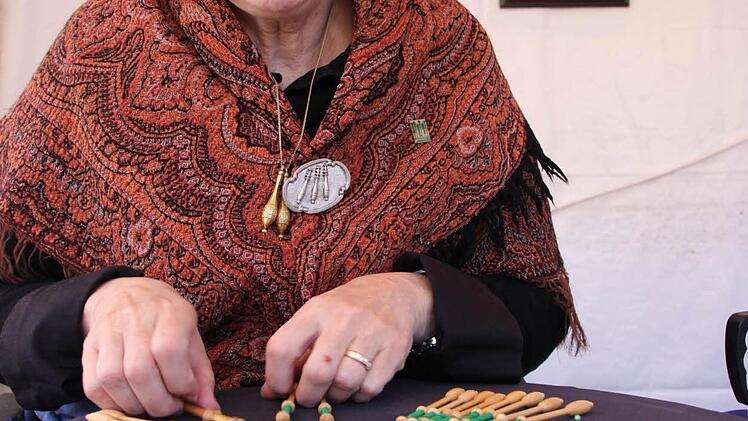 Leentje van Hoeck beherrscht die Kunst des Klöppelns.