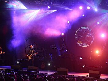 Grandioser Sound und tanzende Lichter: Die Pink-Floyd-Tributeband "Echoes" zelebriert beim Auftritt auf der Plasseburg am Mittwochabend 160 Minuten lang den Prog-Rock des Originals. Fotos: Jochen Nützel