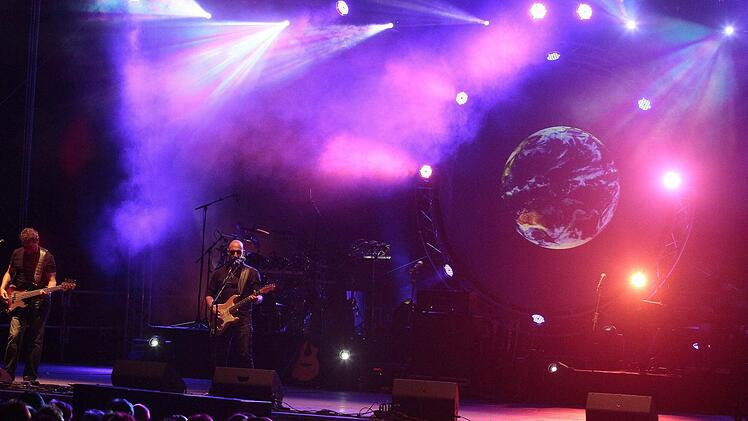 Grandioser Sound und tanzende Lichter: Die Pink-Floyd-Tributeband "Echoes" zelebriert beim Auftritt auf der Plasseburg am Mittwochabend 160 Minuten lang den Prog-Rock des Originals. Fotos: Jochen Nützel