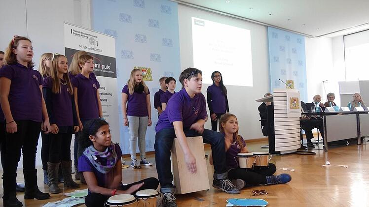 Mit Percussion und einem Löwensong brachte die Chorklasse aus Ebern ein Gefühl von Dschungel in das Kultusministerium in München.