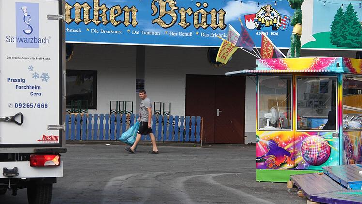 Wer morgens um neun über den Festplatz läuft hat entweder Mülltüte, Besen oder Eimer in der Hand.  Foto: Anja Greiner