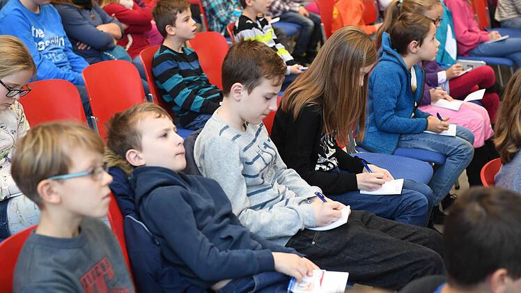 Viele Kinder-Uni-Besucher machten sich Notizen. Foto: Ronald Rinklef