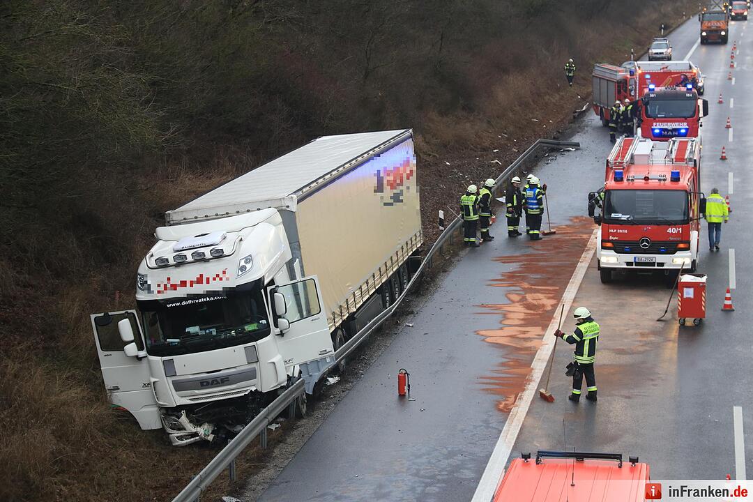 Leitplanke niedergewalzt und Tank aufgerissen - Lkw verunfallt auf der A3