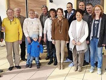 Rugendorfs Bürgermeister Ralf Holzmann (von links nach rechts) gratulierte Alfred Knoll zum 80. Geburtstag. Unser Bild zeigt die beiden zusammen mit Familie, Freunden und Nachbarn.  Foto: Klaus-Peter Wulf