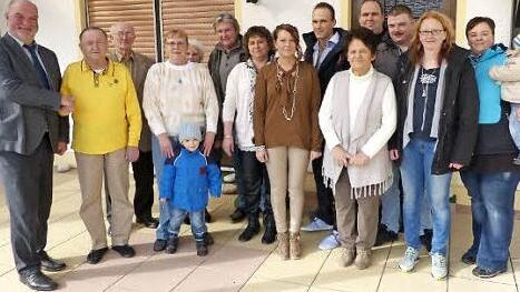 Rugendorfs Bürgermeister Ralf Holzmann (von links nach rechts) gratulierte Alfred Knoll zum 80. Geburtstag. Unser Bild zeigt die beiden zusammen mit Familie, Freunden und Nachbarn.  Foto: Klaus-Peter Wulf