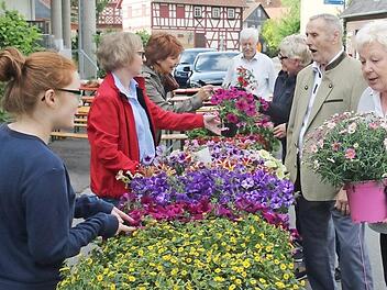 Der Blumen- und Pflanzenmarkt des Arbeitskreises Dorfladen Rossach wurde von den Kunden sehr gut angenommen.  Foto: Michael Stelzner