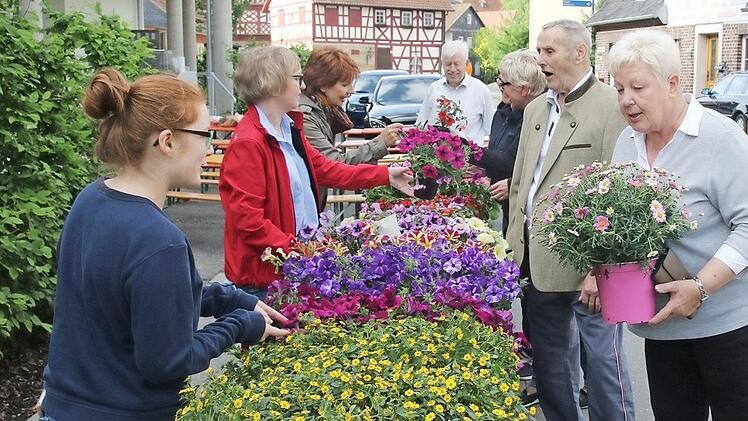 Der Blumen- und Pflanzenmarkt des Arbeitskreises Dorfladen Rossach wurde von den Kunden sehr gut angenommen.  Foto: Michael Stelzner