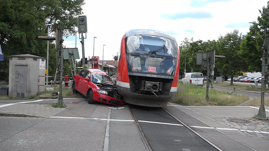 Auto fährt in Roth trotz Warnzeichen auf Gleise und wird von Zug erfasst
