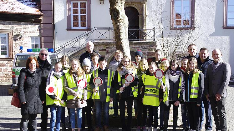 Schulleiterin Brigitte Dehe, Karlheinz Franz, Alfons Hausmann, Bernhard Hereth, Hubert Koch und Bürgermeister Karlheinz Kickuth (hintere  Reihe von links) dankten den Schulwegbegleitern der Johannes-Petri-Schule für ihren Einsatz.           Winfried Ehling