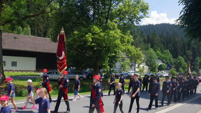 Der gro&szlig;e Festumzug bildete den H&ouml;hepunkt des 125-j&auml;hrigen Jubil&auml;ums der FFW Gifting. Foto: Heike Sch&uuml;lein