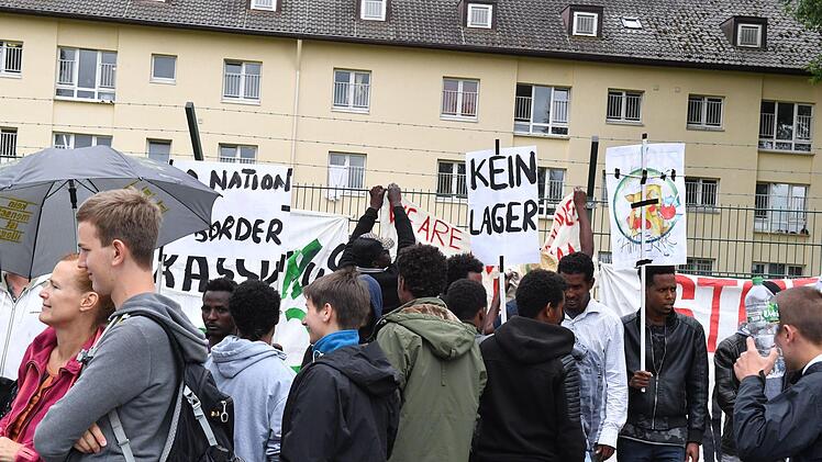 200 Menschen demonstrierten am Samstag, 23. Juni, gegen die Aufnahmeeinrichtung Oberfranken. Foto: Ronald Rinklef