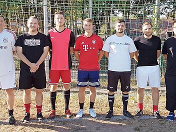 Die Neuzugänge der SG: (von links) Trainer Michael Gerber, Stefan Meinert (TSV Staffelbach), Adrian Müller, Julian Zöcklein (beide eigene Jugend), Dominik Schmidt (TSV Breitengüßbach), Johannes Salomon (DJK Priegendorf), Spielleiter Uwe Schug. Auf dem Bild fehlen Patrick Funk (VfR Kirchlauter), Ferdinand Distler (eigene Jugend), Martin Müller (vereinslos). Foto: Dietz