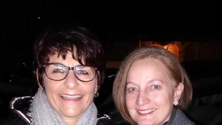 Susanne Scheler-Siebert,  Rödental;  Martina Schamberger   Wir waren jetzt schon ein bisschen durcheinander. Aber wir richten uns danach. Wenn wir etwas sehen wollen, dann gehen wir auch rein. Aber später als 22 Uhr  oder höchstens 22.30 Uhr sollte es nicht werden.