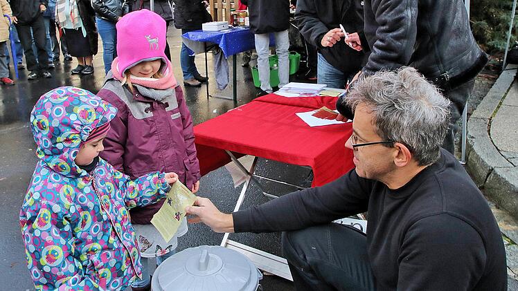 Die vierjährige Eva und die sechsjährige Lea zogen die Teilnahme der  Gewinner des Märchen-Ratespiels. Arno Reuscher half ihnen dabei.Dieter Britz