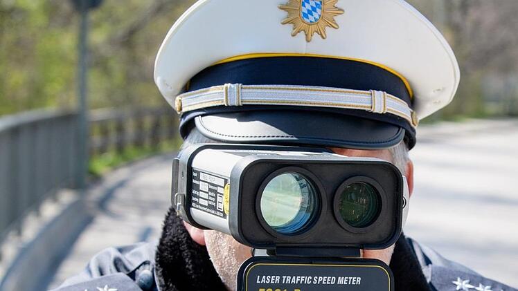 Zu viele Lkw und oft zu schnell sind die Fahrzeuge auf der KG 32 zwischen  Oberleichtersbach und der B286 unterwegs. Die Gemeinde steht wegen einer Lösung des Problems mit dem Landratsamt in Verbindung. Auf der Bürgerversammlung in Mitgenfeld wurde moniert, dass sich noch nichts getan habe.  Foto: Matthias Balk/dpa