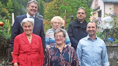 Viele Freunde und Bekannte gratulierten Thekla H&uuml;mmer (vorne links) zum 85. Geburtstag, so auch Nichte Sybille H&uuml;mmer, Michael Burger (SV) sowie oben von links B&uuml;rgermeister Gerhard Wunder, Freundin Liane Bauer und Pfarrer Richard Reis. Foto: Susanne Deuerling