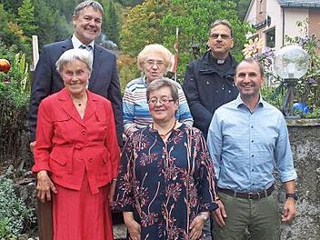 Viele Freunde und Bekannte gratulierten Thekla Hümmer (vorne links) zum 85. Geburtstag, so auch Nichte Sybille Hümmer, Michael Burger (SV) sowie oben von links Bürgermeister Gerhard Wunder, Freundin Liane Bauer und Pfarrer Richard Reis. Foto: Susanne Deuerling
