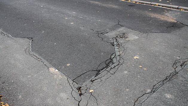 Die Altenkunstadter Stra&szlig;e Neuwiese weist schadhafte Stellen auf. Darauf wies ein Einwohner hin.  Fotos: Stephan St&ouml;ckel