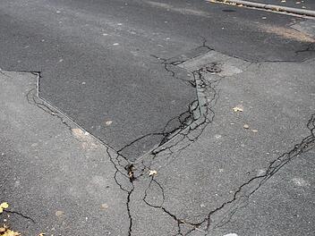 Die Altenkunstadter Straße Neuwiese weist schadhafte Stellen auf. Darauf wies ein Einwohner hin.  Fotos: Stephan Stöckel