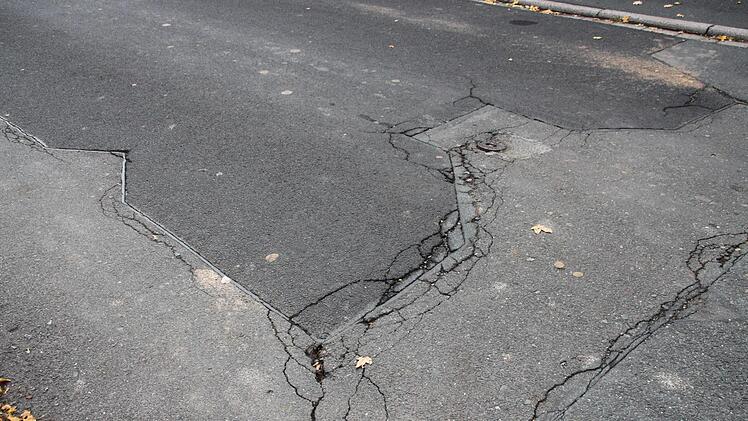 Die Altenkunstadter Straße Neuwiese weist schadhafte Stellen auf. Darauf wies ein Einwohner hin.  Fotos: Stephan Stöckel
