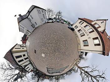 Der Schul- und Kirchhof ist Dauerthema in den Sitzungen des Rannunger  Gemeinderates. Nun genehmigte das Gremium die Lieferung des  Baumpflanz-Substrats für die auf dem Platz vorgesehenen Platanen. Unser  Foto zeigt links die Kirche, um die Schule und rechts das Rathaus. Dieses  "Little-Planet"-Bild wurde am Computer aus vier einzelnen Fisheye-Fotos mit  einer speziellen Software montiert. Foto: Dieter Britz