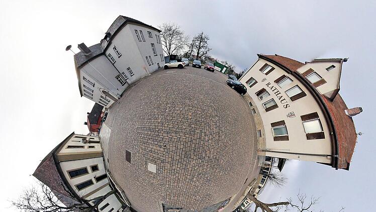 Der Schul- und Kirchhof ist Dauerthema in den Sitzungen des Rannunger  Gemeinderates. Nun genehmigte das Gremium die Lieferung des  Baumpflanz-Substrats für die auf dem Platz vorgesehenen Platanen. Unser  Foto zeigt links die Kirche, um die Schule und rechts das Rathaus. Dieses  "Little-Planet"-Bild wurde am Computer aus vier einzelnen Fisheye-Fotos mit  einer speziellen Software montiert. Foto: Dieter Britz