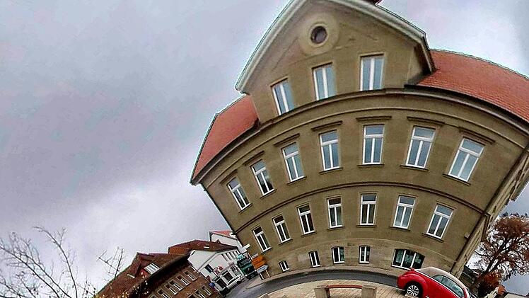 Das Rathaus am Rande des Maßbacher Marktplatzes (oben auf dem Bild) ist bei  der Kommunalwahl am 15. März das Ziel der Gemeinderatskandidaten aller  Parteien und Wählergruppen. Foto: Dieter Britz