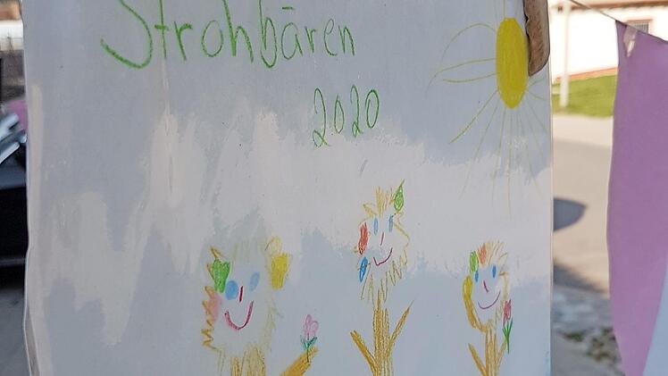 Eine der Aufgaben bei der Do-it-yourself-Kirchweih der Kindertagesstätte Sankt Josef war es, den Tanz der Strohbären zu malen. Die Ergebnisse können vor der Kindertagesstätte Kirchaich besichtigt werden.